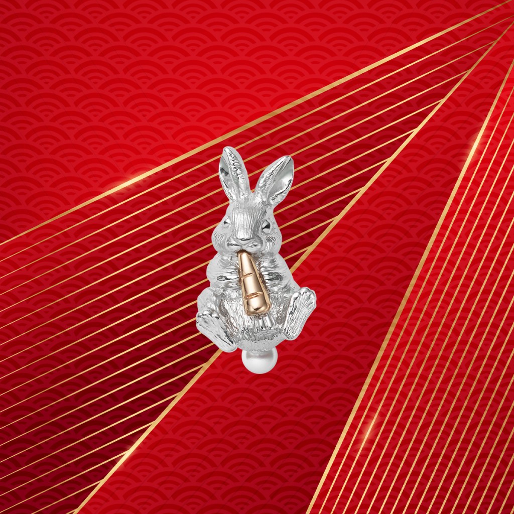 Mikimoto推出的兔子造型純銀胸針/$3,930，手提玫瑰金紅蘿蔔，而尾巴則鑲嵌日本Akoya珍珠。